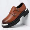 Venta al por mayor transfronteriza de zapatos de cuero gruesos para hombre de estilo de negocios, mocasines de doble hebilla estilo británico, zapatos de cuero casuales sin cordones con punta ancha para hombre