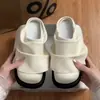 Mocasines cerrados y plisados para mujer con suelas gruesas y tacón abierto, nuevo modelo de otoño 2026, slip-on, medias pantuflas para uso exterior a la moda
