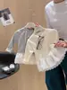 Camisa Base Versátil de Algodão Puro Estilo Coreano para Crianças Maiores, Novo Estilo de Primavera com Renda Elegante e Mangas Longas