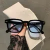 Gafas de sol de moda europeas y americanas con protección UV para hombres y mujeres, adecuadas para viajes y fotografía callejera, gafas de sol cuadradas con remaches transfronterizos para hombres