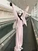 Conjunto de Tres Piezas con Sudadera con Capucha y Chaqueta Rosa Otoñal Nuevo Estilo 2026 Bestseller Popular de Este Año Estilo Coreano Atuendo con Sensación de Alta Gama