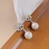 Pendientes de perlas de copo de nieve de circonita navideña de otoño e invierno, temperamento femenino, dulce, exquisito, de alto sentido, de moda, pendientes que combinan con todo.