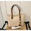Bolso tote grande moderno y elegante para mujer, perfecto para el comercio internacional, con un diseño minimalista, textura de alta calidad y funcionalidad versátil. Es un bolso de hombro o se puede llevar debajo del brazo.