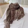 Bufanda floral azul marino estilo vintage bohemio para mujer, chal bufanda larga de algodón y lino plisado fino, accesorio para fotos