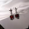Pendientes de amor de piedra roja oscura dulce y fresca de aguja plateada, nuevos pendientes de estrella de cuatro hombres, pendientes de corazón de durazno, pendientes plisados de diamantes al por mayor