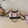 Verano 2026 Nuevo Estilo Coreano Ins Cubo Moda Bolso para Niña Pequeña Cadena con Patrón de Diamantes Cruzado Bolso para Mujer al por Mayor