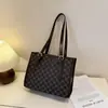 Nova Bolsa Tote Estampada com Letras de Luxo, Bolsa de Ombro Grande para o Dia a Dia Estilo Coreano, Bolsa de Braço Moderna e Versátil