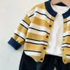 Ropa Infantil Coreana Niños Cárdigan a Rayas Otoño Invierno Ropa Niños Niñas Bebé Bloque de Color Tejido Chaqueta Bordada con Letra