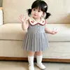 Vestido suéter para meninas, novo estilo outono/inverno, com estampa de cerejas, com um colete de tricô e um design plissado doce