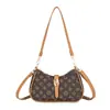 Atacado transfronteiriço 2026 nova bolsa transversal retrô floral antiga feminina prática versátil mãe de meia-idade bolsa de axila feminina da moda