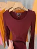 Camiseta de manga larga acanalada con cuello en U color rojo Ankela para mujer, top base elástico ajustado de color liso, versátil y de moda