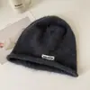 Touca de tricô estilo coreano com aplique, doce e fofa, felpuda e quente, adequada para mulheres no outono e inverno, com circunferência de cabeça grande, e projetada para manter as orelhas aquecidas