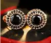 Pendientes de Botón Redondos Full Diamond con Textura Estilo Hong Kong, Estilo Nuevo Transfronterizo Tangjia para Mujer, Pendientes Redondos Huecos de Alta Gama Europeos y Americanos con Diseño Único e Innovador