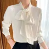 Camisa Acetato Cetim com Laço Grande Estilo Francês para Mulheres, Design de Primavera com Senso de Estilo, Camisa Branca Interna de Nicho
