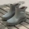 Botas de lluvia de moda para hombre, zapatos impermeables, botas de lluvia antideslizantes, nuevo estilo coreano, casual, celebridad de Internet, zapatos de goma cortos sin cordones, exportación de comercio exterior