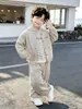 Traje Masculino Outono 2026 Novo Primavera e Outono Infantil Fresco Casual Moda Versátil Menino Bebê Conjunto de Três Peças Tendência