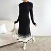 Suéter saia feminina Outono e Inverno 2025 Saia plissada listrada preto e branco Vestido suéter Saia longa Estilo quente transfronteiriço Amazon