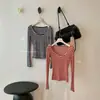 Y.JIA Camiseta Feminina Manga Longa Gola U Listrada Color Block Estilo Coreano Versátil Slim Fit Elástica Botão Concha Outono 8092