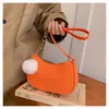 Bolsa feminina de corrente para sob o braço com alça de ombro de corrente e pingente de pompom fofo. Ele pode guardar um celular, batom e outros itens pequenos.