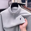 Sudadera para Hombre con Cuello Alto Bordado de Logo de Pony 2026 Otoño Nueva Moda Color Sólido Casual Holgada Camiseta de Manga Larga para Hombre