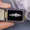 Anel Feminino S925 Prata Esterlina Ramos Lan Li Xiang Design Sense 1 quilate Moissanite Anel de Diamante com Certificado Vazio-porta Atacado