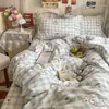 Conjunto de cuatro piezas suave y amigable con la piel, a cuadros estilo coreano con bloques de color, para el hogar, dormitorio, residencia estudiantil, adecuado para todas las estaciones, conjunto de tres piezas