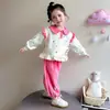 Conjunto rosa estilo coreano para niñas con cuello de volantes y detalles de gotas de lluvia, nueva colección primavera/otoño 2026, conjunto de dos piezas de moda para niñas pequeñas