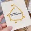O Mesmo Estilo do da Loja Dourada, Pulseira de Estrela de Quatro Pontas e Trevo de Quatro Folhas com Gelo Triturado Brilhante para Mulheres, Joia de Pulseira de Camada Dupla de Luxo Leve e de Alta Qualidade