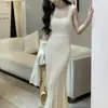 Vestido longo de malha canelada vertical com textura de lã, decote quadrado, estilo camisola, com cauda de sereia, combinado com um conjunto de cardigã branco macio