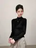 Blusa feminina básica branca de gola alta dobrada com mangas compridas para primavera e outono, com cintura marcada, efeito emagrecedor e tecido elástico, adequada para usar em camadas e como base para o trabalho