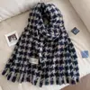 Cachecol Xadrez de Tricô para Mulheres 2025 Inverno Novo Estilo Coreano Moda Versátil de Alta Qualidade com Franjas Cachecol Quente Atacado