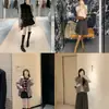 Botas de cavaleiro com salto grosso de 7cm e fivela dourada, estilo da Mãe Uva, zíper lateral, salto alto, cano alto, bico quadrado, botas versáteis que afinam