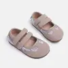 Sapatos de Princesa Retrô Novos para Meninas da Primavera e Outono Sapatos Individuais Rasos para Crianças Sola Macia Sapatinhos de Couro Sapatos Mary Jane para Bebê