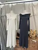 Vestido de Punto Ligero Maduro Adelgazante Estilo Francés Hombros Descubiertos con un Diseño Único para Otoño e Invierno, Elegante Vestido Largo Base de Suéter