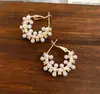 Brincos de argola de pérola vintage elegantes com um design de nicho, luxo leve e estilo sofisticado, brincos femininos mais vendidos de 2026