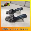 Sandalias de Celebridad con Estampado de Leopardo de una Sola Tira y Tacón Alto para Uso en Exteriores, Nuevo Estilo Verano y Otoño 2026, Tacones de Aguja Sexys y Elegantes, Chanclas de Chica Atrevida
