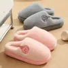 Nuevos estilos de invierno de pantuflas para el hogar para mujeres y hombres, disponibles en juegos para parejas, con suelas antideslizantes, calidez y suelas gruesas, ofrecidos a precios especiales para venta al por mayor.
