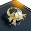 Broche de Cinta de Diamantes Completos de Temperamento para Mujer, Elegante y Atmosférico Corsage de Perlas, Lujo Accesible, Diseño de Alta Gama, Broche, Accesorios para Traje