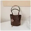 Bolsa de Mano Tejida Shuai Mijia para Mujer 2026 Nuevo Bolso Cubo de Verano Alta Apariencia Temperamento de Nicho Bolso de Hombro Simple