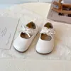 Sapatos de Couro Redondos para Meninas, Estilo Coreano Primavera e Outono Novos Sapatos de Bebê com Solado Macio e Velcro, Sapatos de Princesa da Moda para Meninas