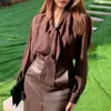 Nueva camisa de otoño con diseño de cuello alto y lazada en color marrón, top elegante y con estilo de manga larga para mujer