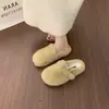 Chinelos peludos brancos para mulheres, estilo outono e inverno 2026, de calçar, bico fechado, design de meia-chinelo, chinelos de algodão quentes e forrados com fleece