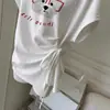 Camiseta de Manga Corta con Cuello en V y Estampado de Dibujos Animados en el Hombro Derecho Estilo Americano para Mujer en Verano con Diseño de Cintura Asimétrica Fruncida y Corte Ajustado