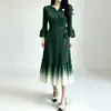 Elegante Vestido Midi Plisado con Degradado para Mujer, Estilo Miyake, Cuello en V, Mangas de Campana, Cinturón de Corbata, Falda Evasé