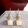 Pendientes elegantes de lujo ligeros de moda en plata de ley S925 para mujer, con incrustaciones de jade blanco Hetian chapado en oro.
