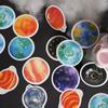 Yiniao Galaxy Ball Stickers en Caja Retro Fantasía Ins Planeta Manual DIY Material Decorativo Stickers 46 Piezas