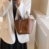 Bolsa de Design de Nicho Feminina 2023 Nova Popular Bolsa de Mão Estilosa Versátil Portátil Bolsa Saco