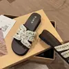 Estas elegantes sandalias sin cordones con suelas gruesas y un ligero tacón de cuña son perfectas para llevar al aire libre en verano, y lucen increíbles con vestidos. Son súper suaves y le dan a tus pies un aspecto hermoso y radiante