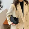 Bolsa Feminina Casual da Moda com Pom-Pom 2025 Bolsa Transversal Retro Fresca Bolsa de Ombro Elegante Estilosa Bolsa Quadrada Pequena Chique