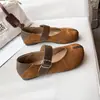 Sapatos retrô de dedo dividido para mulheres, novo estilo outono 2026, sapatos Mary Jane baixos com fivela, sola macia fosca, sapatos casuais versáteis
